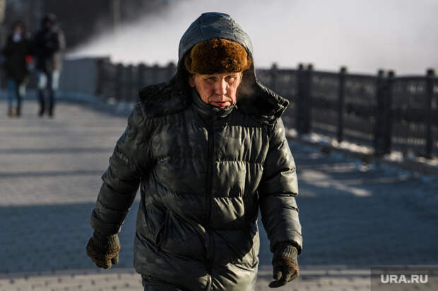 Виды Екатеринбурга, пенсионер, зима, теплая одежда, старик, холод, холодная погода