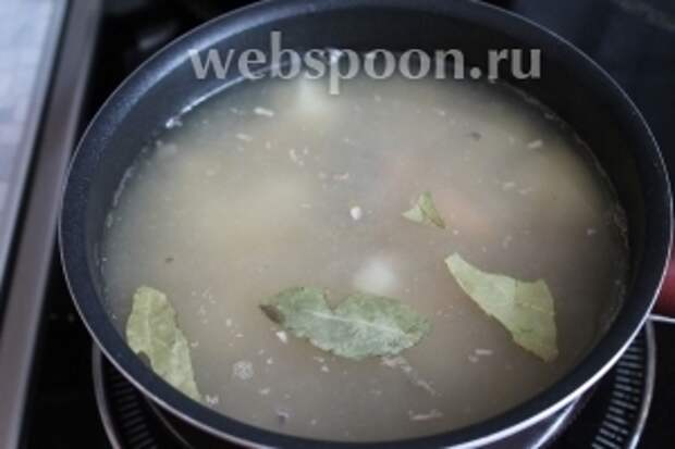 Добавить лавровый лист, соль.