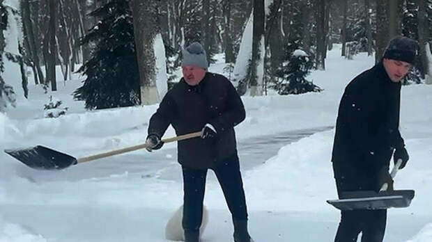 Лукашенко вместе с сыном Николаем и шпицем Умкой вышел на уборку снега