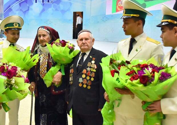 На дому ветеранов в Туркмении поздравляли с почестями, дарили цветы и подарки