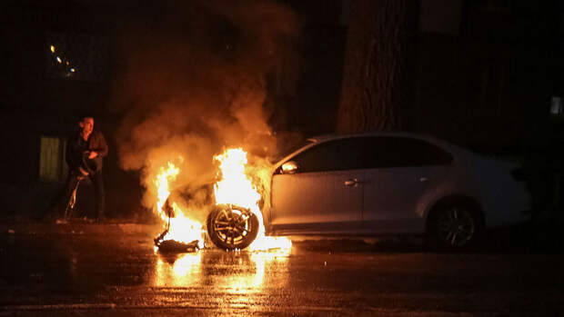 В Киеве сгорел автомобиль с российскими дипномерами