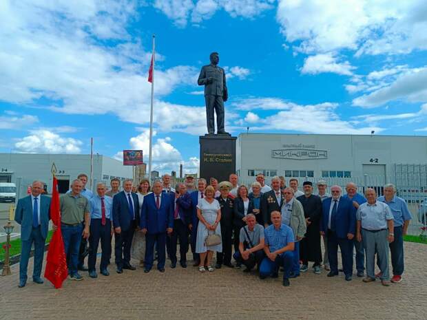 Восьмиметровый памятник Иосифу Сталину был торжественно открыт сегодня на территории завода «Микрон» в Великих Луках.