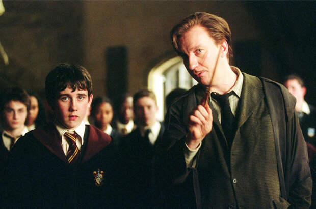Мэттью Льюис (Невилл Долгопупс) и Дэвид Тьюлис (Римус Люпин) в кадре из фильма "Гарри Поттер и узник Азкабана"