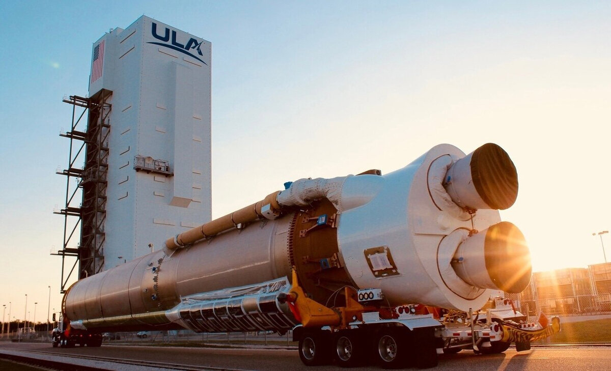 Ракета-носитель Atlas V во время сборки. На первой ступени виден российский ЖРД РД-180. Credit: United Launch Alliance.