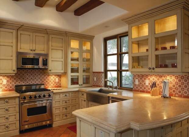 Застекленный шкафы — устаревший тренд. /Фото: s3-production.bobvila.com Застекленный шкафы — устаревший тренд. /Фото: s3-production.bobvila.com