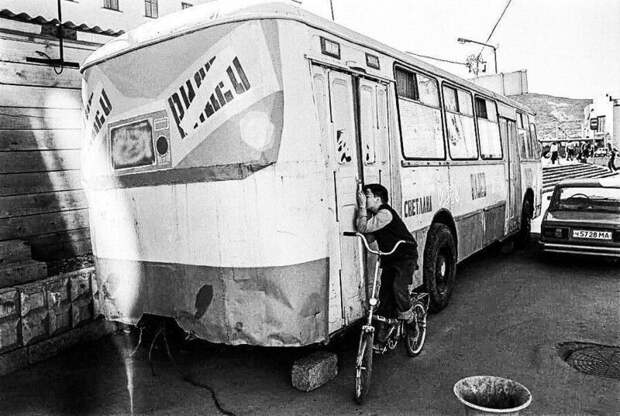видеосалон, мальчик, велосипед