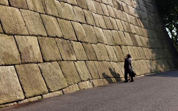 Крепостные стены Императорского дворца сложены по особенной технологии (Токио, Япония). | Фото: zhitanska.com.