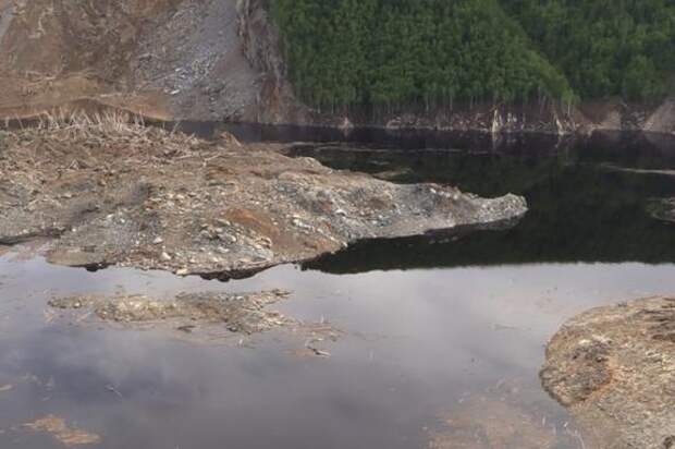 В Хабаровском крае на реке Бурея, где сошел оползень,  МЧС остановило работы