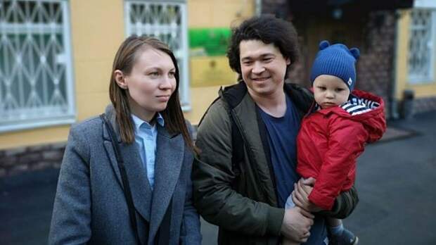 Дмитрий Проказов и его жена Ольга с сыном у Следственного комитета России