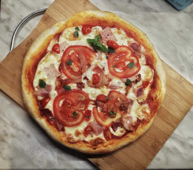 Пицца, которую испёк мой муж. Фото автора. 