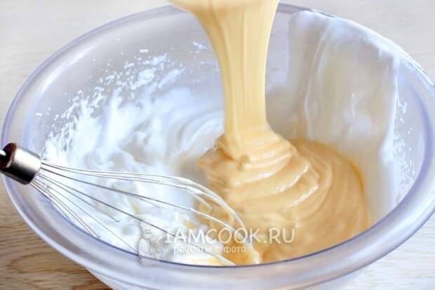 Влить желтковую массу к белкам