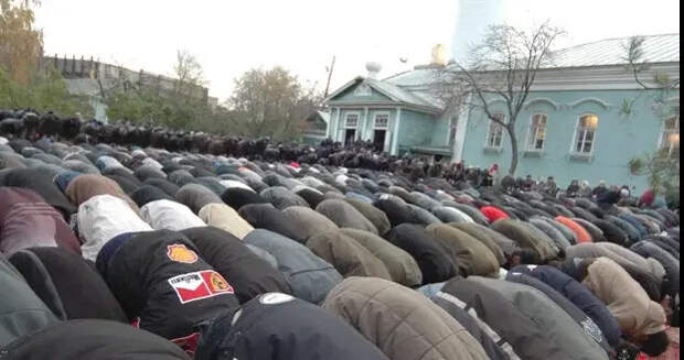 Ураза-байрам в Москве и Подмосковье отметили 300 тысяч мусульман