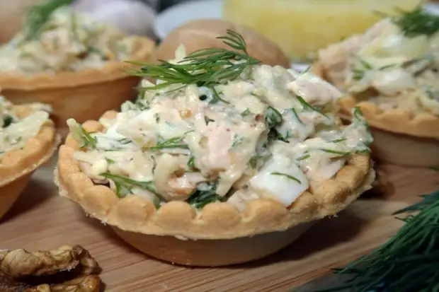 Тарталетки с курицей, огурцом и яйцами Тарталетки с курицей, огурцом и яйцами