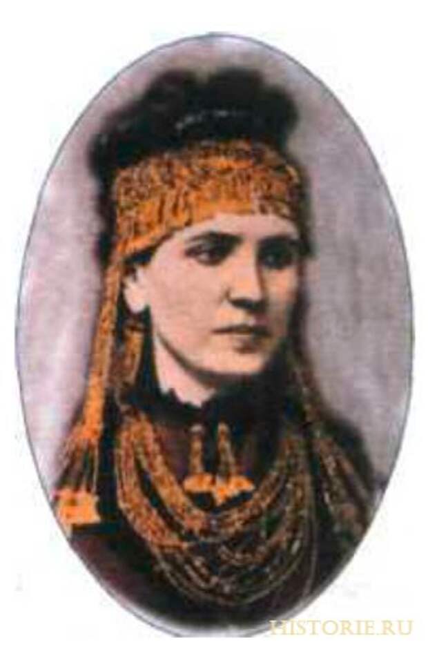На фотографии 1875 г. жена Г. Шлимана София снята в украшениях Елены из клада Приама.