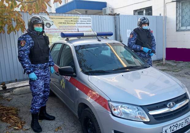 Феодосийский хулиган разбил зеркало бокового вида «скорой помощи»
