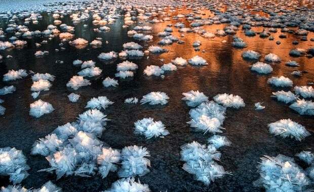 Красивейшее явление в морозное время на воде. /Фото: pinterest.de