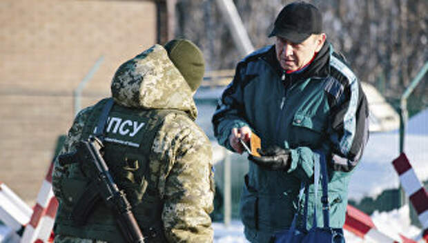 Украинский пограничник на контрольно-пропускном пункте Гоптовка на границе России и Украины. 30 ноября 2018 Украинский пограничник на контрольно-пропускном пункте Гоптовка на границе России и Украины. 30 ноября 2018
