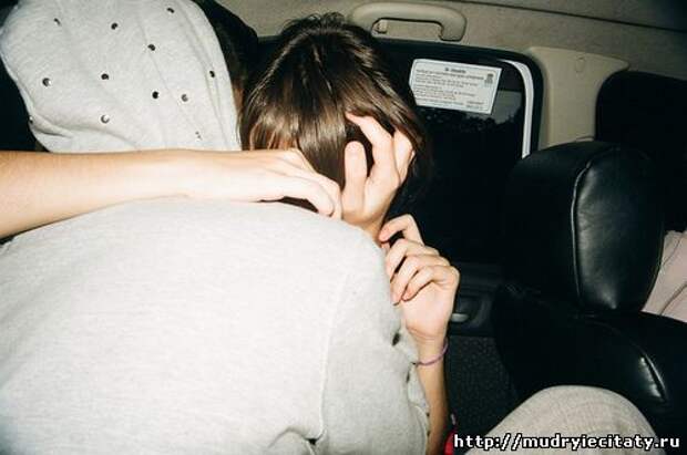 Целуется девушки девушкой машине. Парень с девушкой обнимаются в машине. Девушка с короткими волосами с парнем в машине. Девушка на спине у парня.