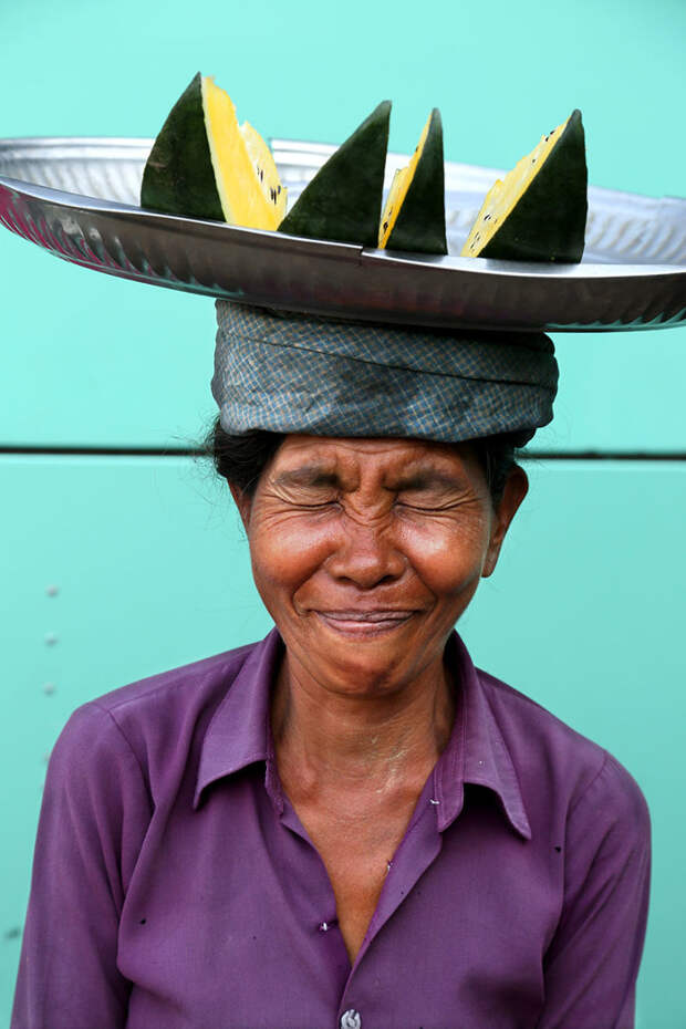 Портрет женщины на базаре в Янгоне, Мьянма вокруг света, путешествия, фотография