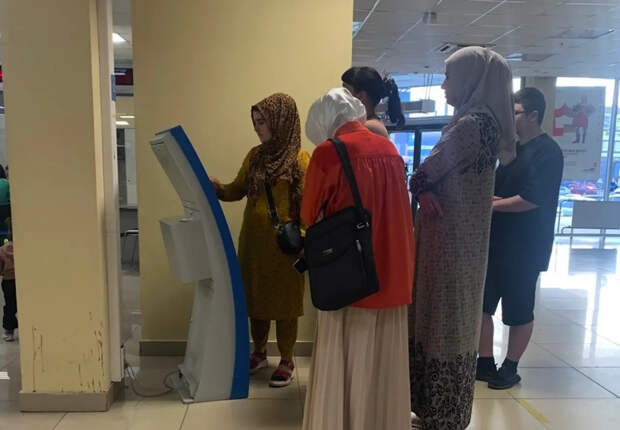 Мэра русского города интересно поздравили с вручением жилья "новым россиянам"