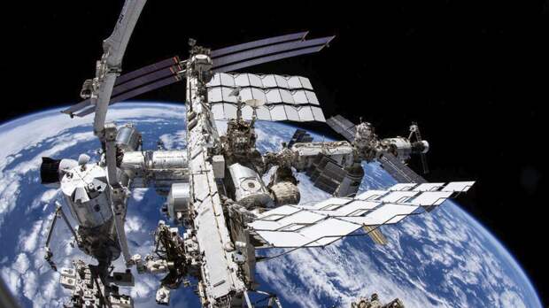 Матвеев и Артемьев досрочно вернулись на МКС после выхода в открытый космос