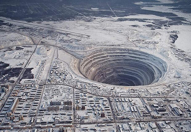 Мир, Россия Месторождение алмазов, открытое в 1955 году, до 2001 года разрабатывалось открытым способом. В 2009 году добычу начали вести на подземном руднике. Карьер имеет глубину 525 метров и диаметр 1,2 км.