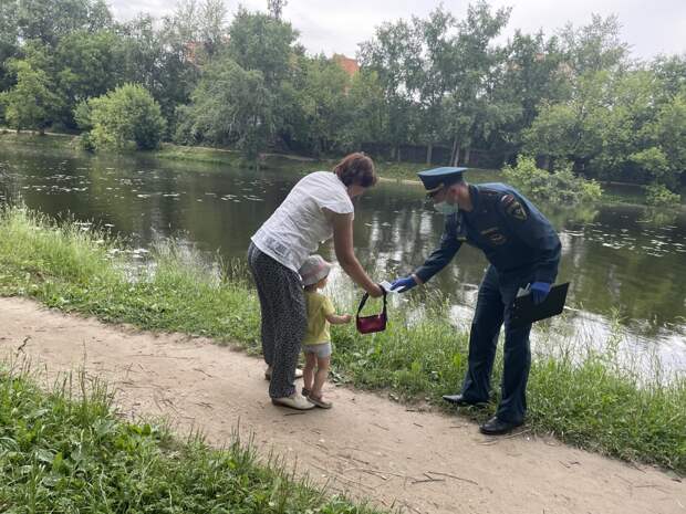 Пляжный отдых: сотрудники МЧС по САО напоминают правила безопасного поведения у водоемов