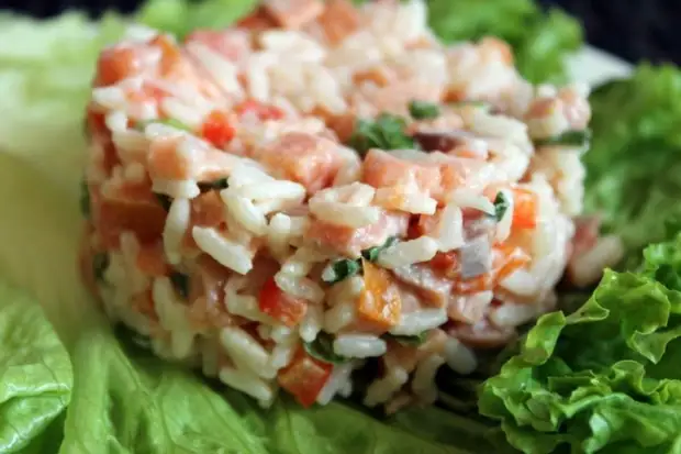Салат с рисом, красной рыбой, яйцами и черносливом Салат с рисом, красной рыбой, яйцами и черносливом