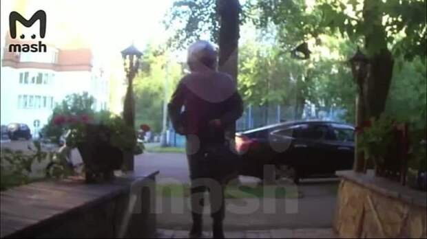 На улице Ирины Левченко скутеристка украла четыре корзины с цветами за четыре минуты