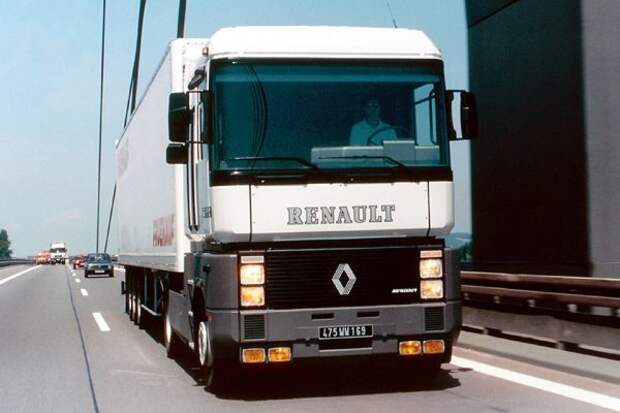 Трудно найти более узнаваемый грузовик, чем Renault Magnum, если не в мире, то уж точно в Европе.  Впервые появившись в 1990 году, автомобиль произвел фурор и сразу был назван «Грузовиком года» в 1991 году. Отличительной чертой Renault Magnum является автономная кабина, которая установлена ​​на подушках безопасности, что обеспечивает непревзойденный комфорт. 