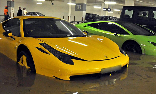 Миллиардер не рассчитал свой гараж и все Роллс-Ройсы оказались после ливня под водой: видео
