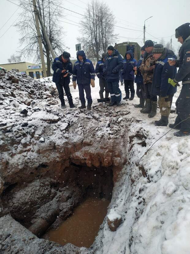 Новые порывы на трубопроводах в Можге и загадочный шар на пляже в Японии: новости к этому часу