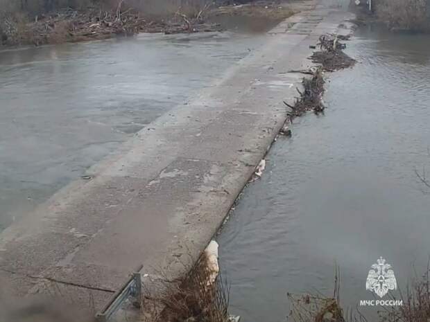 В Тульской области освободились от воды мост и участок дороги на Набережной Дрейера