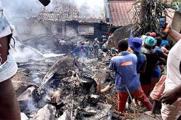 Вертолёт ВВС Зимбабве рухнул на жилой дом