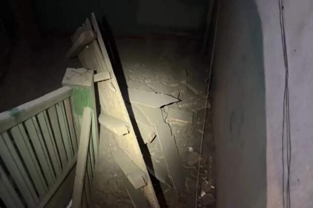 В подъезде аварийного дома в Ульяновске рухнул потолок