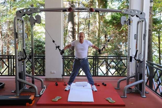 Путин ежедневно занимается в спортзале Фото: Михаил Климентьев/ТАСС