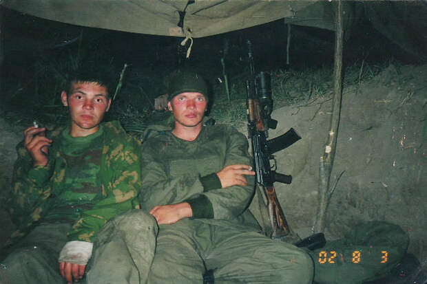 Брат Дмитрия Сергей (на фото справа) служил в Чечне во время второй кампании