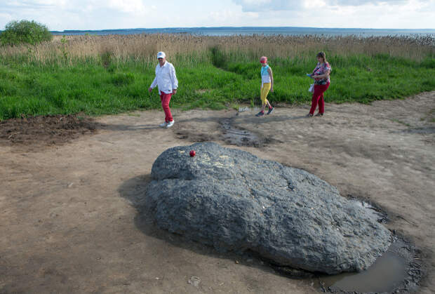 Синий камень на Плещеевом озере в Переславле-Залесском 