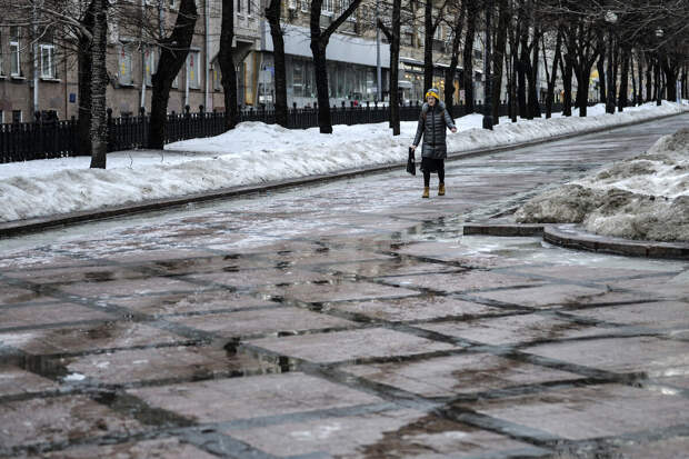 Синоптик Леус: гололед ожидается в Москве во вторник, воздух прогреется до 0°C