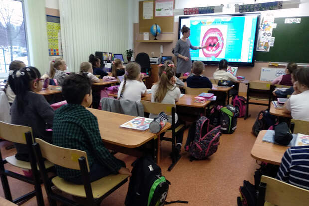 Для первоклашек школы № 718 прошли уроки «Ее Величество Зубная Щетка» Для первоклашек школы № 718 прошли уроки «Ее Величество Зубная Щетка»