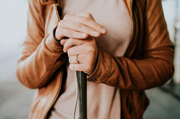 Руки Стеф, держащие трость крупным планом, так, что видно обручальное кольцо. Фото: James Day.