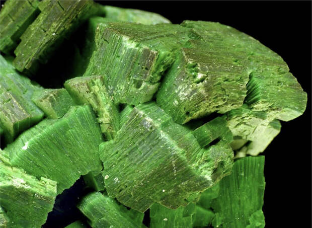 Здесь галерея - листайте. Торбернит - один из смертельных для человека минералов