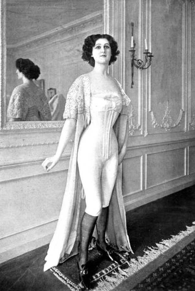 Показ модного нижнего женского белья, Париж, Франция в 1901 году. история, черно-белая фотография, юмор