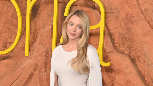 В миллиметре от позора: Сидни Суини появилась на публике в откровенном наряде