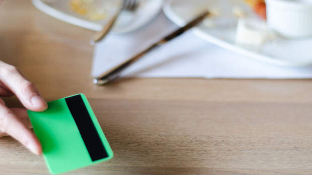 Юрист Хаминский объяснил, в каких случаях законны депозиты за столы в ресторанах