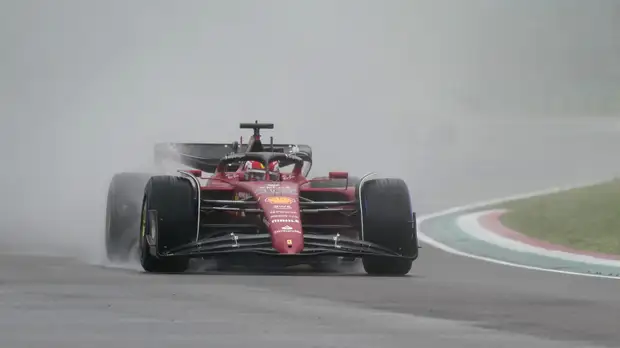 Леклер стал лучшим по итогам первой практики Гран-при Эмилии-Ромальи