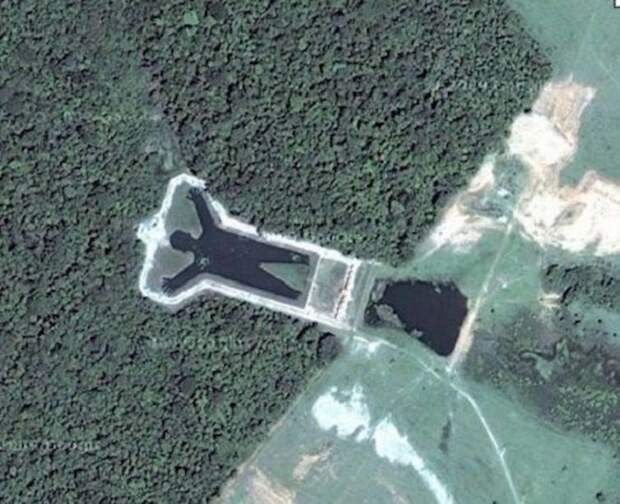 Это озеро за пределами Сан-Паулу, Бразилия, было специально построено в форме человека, но это не делает его менее жутким google maps, в мире, карта, люди, подборка, прикол, юмор