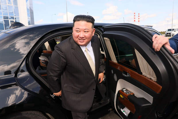 ЦТАК: Ким Чен Ын посетил оружейный завод и опробовал снайперскую винтовку