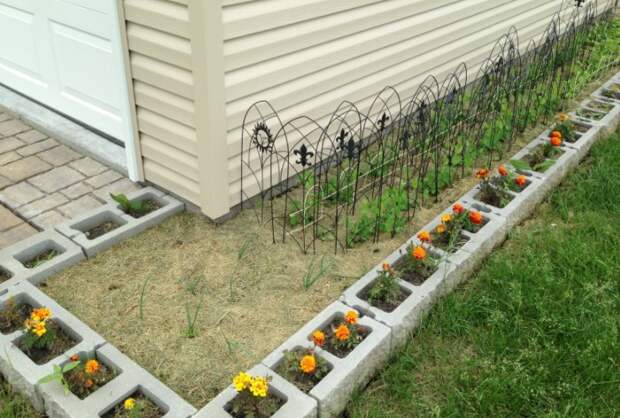 В выемки посадите растения или заполните их декоративными камнями / Фото: i.pinimg.com