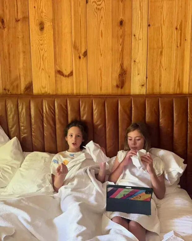 Дочь Виктории Исаковой Варвара (слева)